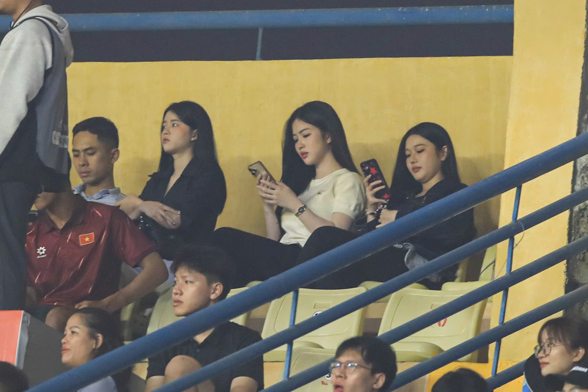 Danh t&iacute;nh 2 c&ocirc; g&aacute;i khiến cameraman VTV &ldquo;ghi b&agrave;n&rdquo;, được t&igrave;m kiếm nhiều nhất hiện tại- Ảnh 4.