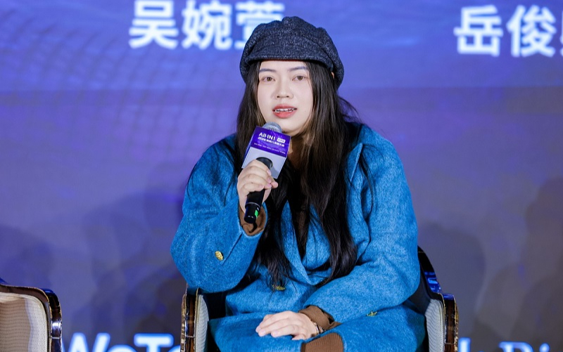 Đang viral mạnh nhất: Ph&oacute; chủ tịch c&ocirc;ng ty c&ocirc;ng nghệ lộ mặt thật kh&aacute;c xa ảnh tr&ecirc;n slide chiếu ở hội nghị- Ảnh 2.