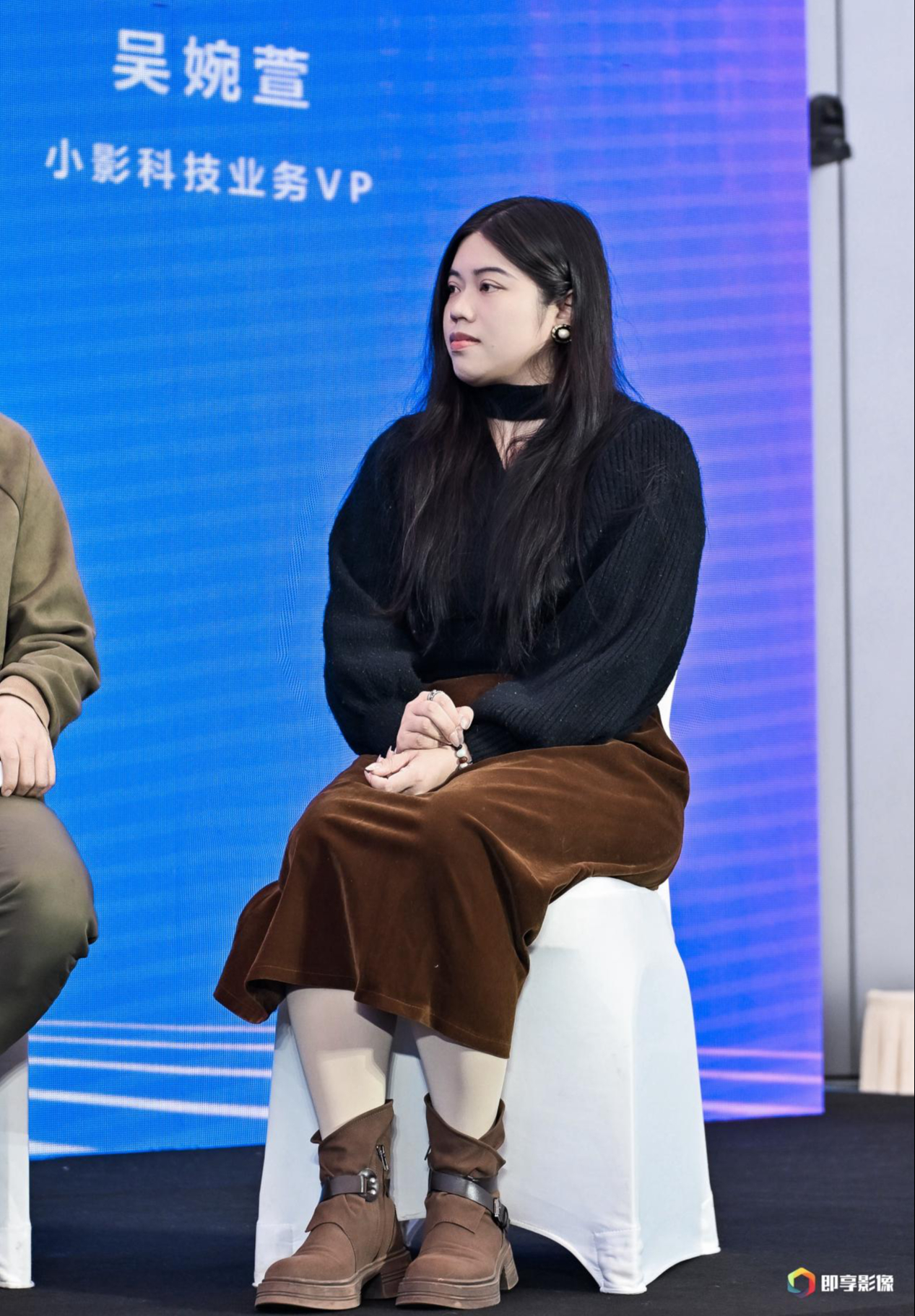 Đang viral mạnh nhất: Ph&oacute; chủ tịch c&ocirc;ng ty c&ocirc;ng nghệ lộ mặt thật kh&aacute;c xa ảnh tr&ecirc;n slide chiếu ở hội nghị- Ảnh 4.