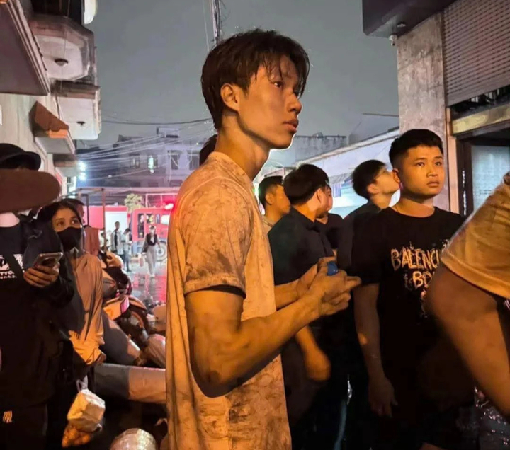 Tặng Huy hiệu "Tuổi trẻ dũng cảm" cho nam sinh lao v&agrave;o đ&aacute;m ch&aacute;y cứu người- Ảnh 2.