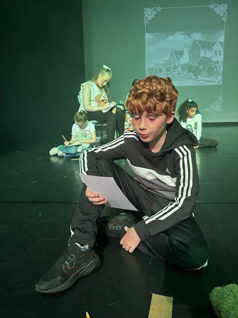 Sốc visual bộ ba Harry Potter bản truyền h&igrave;nh: Hermione giống nguy&ecirc;n t&aacute;c đến từng chiếc răng, ai được cả thế giới lao v&agrave;o khen?- Ảnh 8.