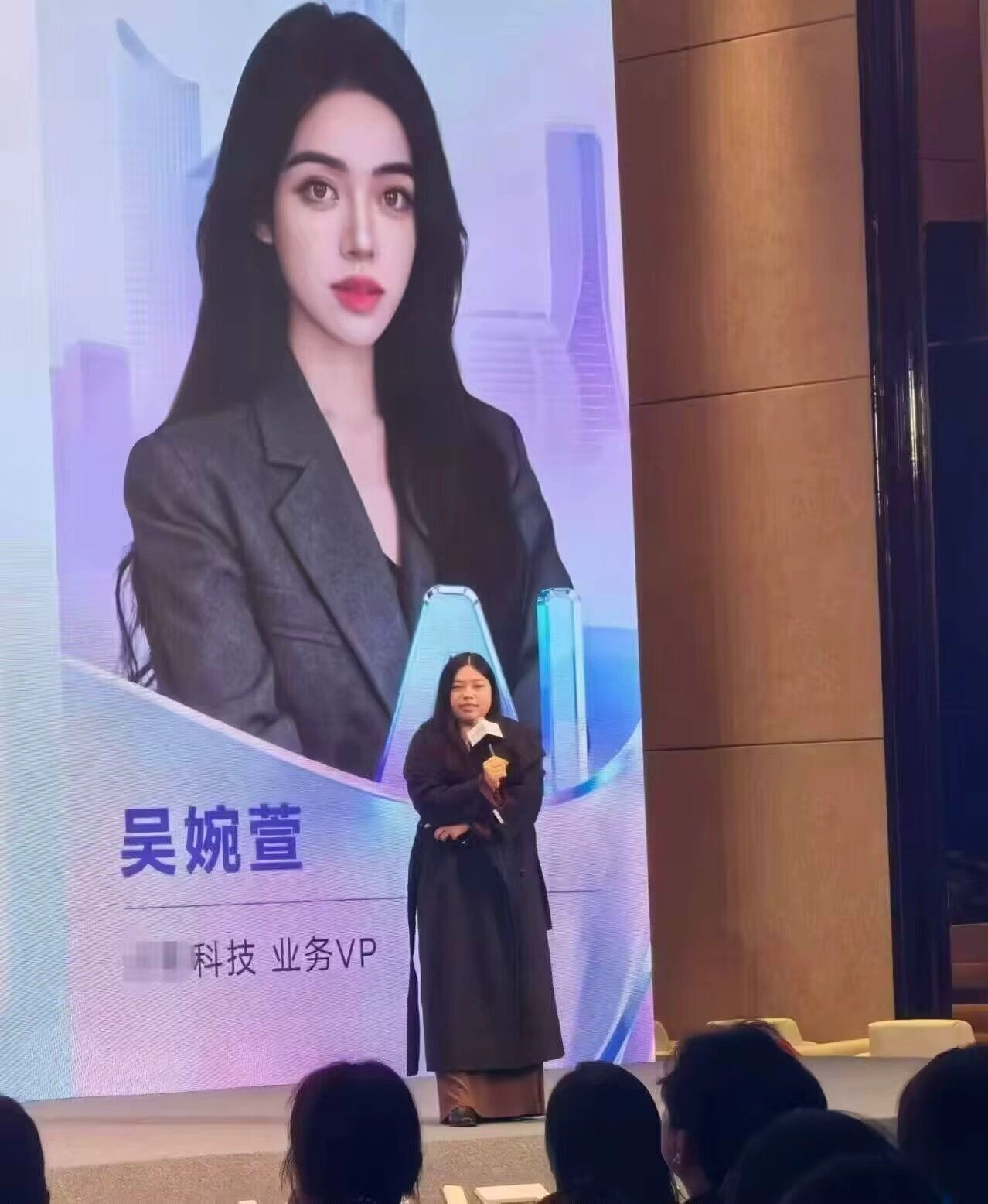 Đang viral mạnh nhất: Ph&oacute; chủ tịch c&ocirc;ng ty c&ocirc;ng nghệ lộ mặt thật kh&aacute;c xa ảnh tr&ecirc;n slide chiếu ở hội nghị- Ảnh 1.