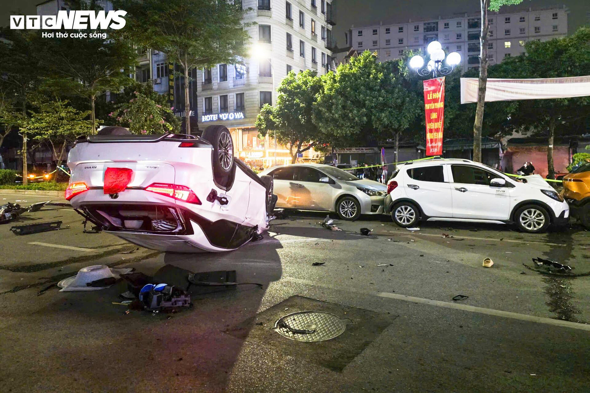 Hiện trường &ocirc; t&ocirc; &ldquo;đi&ecirc;n&rdquo; t&ocirc;ng li&ecirc;n ho&agrave;n khiến 2 người bị thương- Ảnh 1.