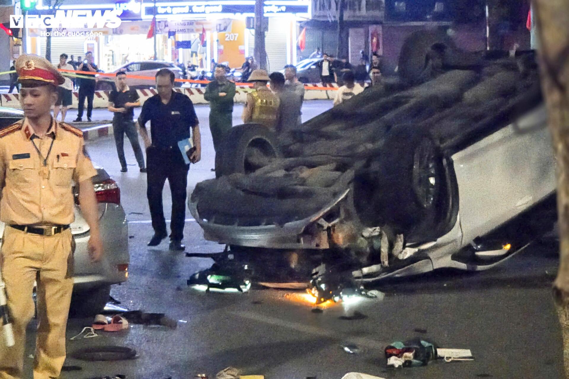 Hiện trường &ocirc; t&ocirc; &ldquo;đi&ecirc;n&rdquo; t&ocirc;ng li&ecirc;n ho&agrave;n khiến 2 người bị thương- Ảnh 11.