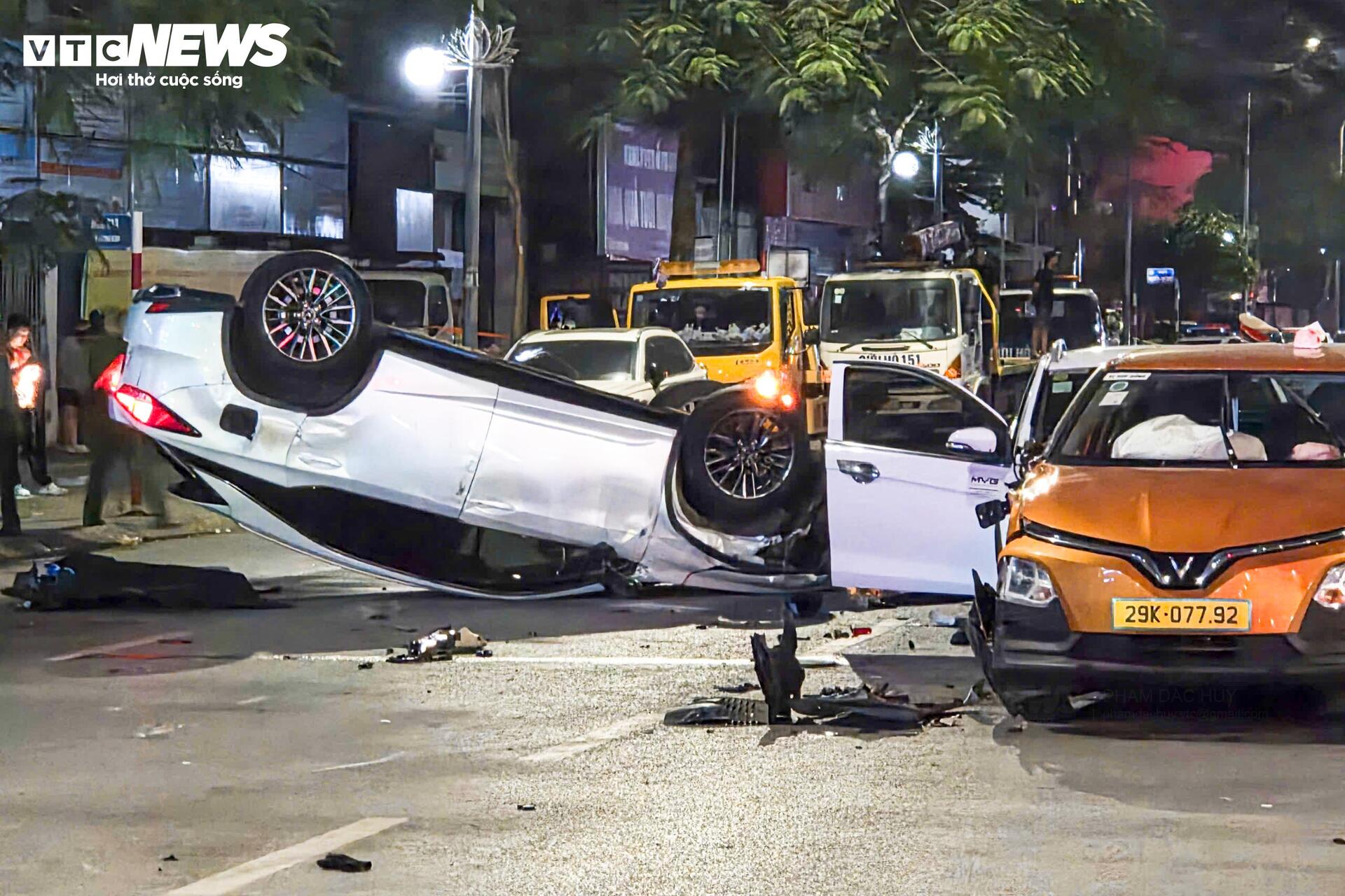 Hiện trường &ocirc; t&ocirc; &ldquo;đi&ecirc;n&rdquo; t&ocirc;ng li&ecirc;n ho&agrave;n khiến 2 người bị thương- Ảnh 2.