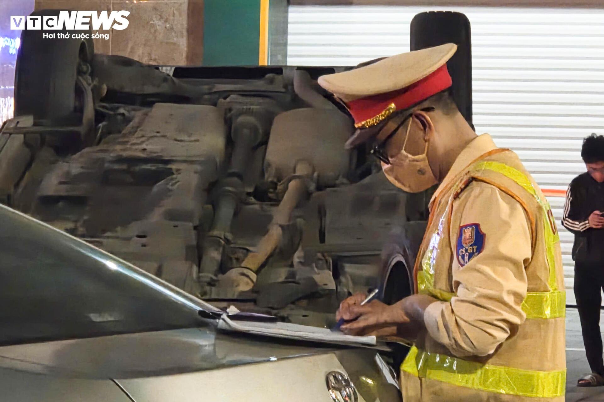 Hiện trường &ocirc; t&ocirc; &ldquo;đi&ecirc;n&rdquo; t&ocirc;ng li&ecirc;n ho&agrave;n khiến 2 người bị thương- Ảnh 4.