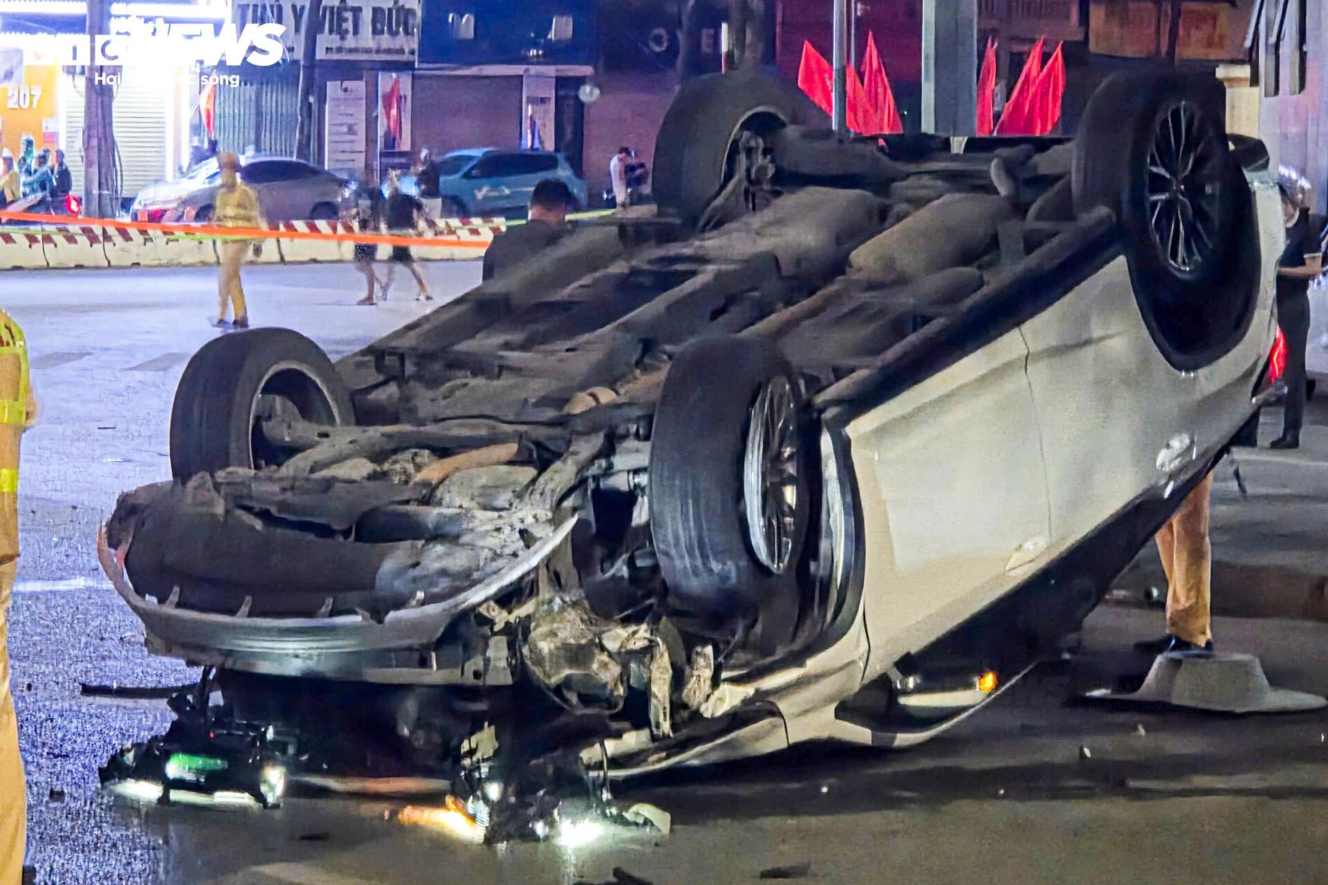 Hiện trường &ocirc; t&ocirc; &ldquo;đi&ecirc;n&rdquo; t&ocirc;ng li&ecirc;n ho&agrave;n khiến 2 người bị thương- Ảnh 6.