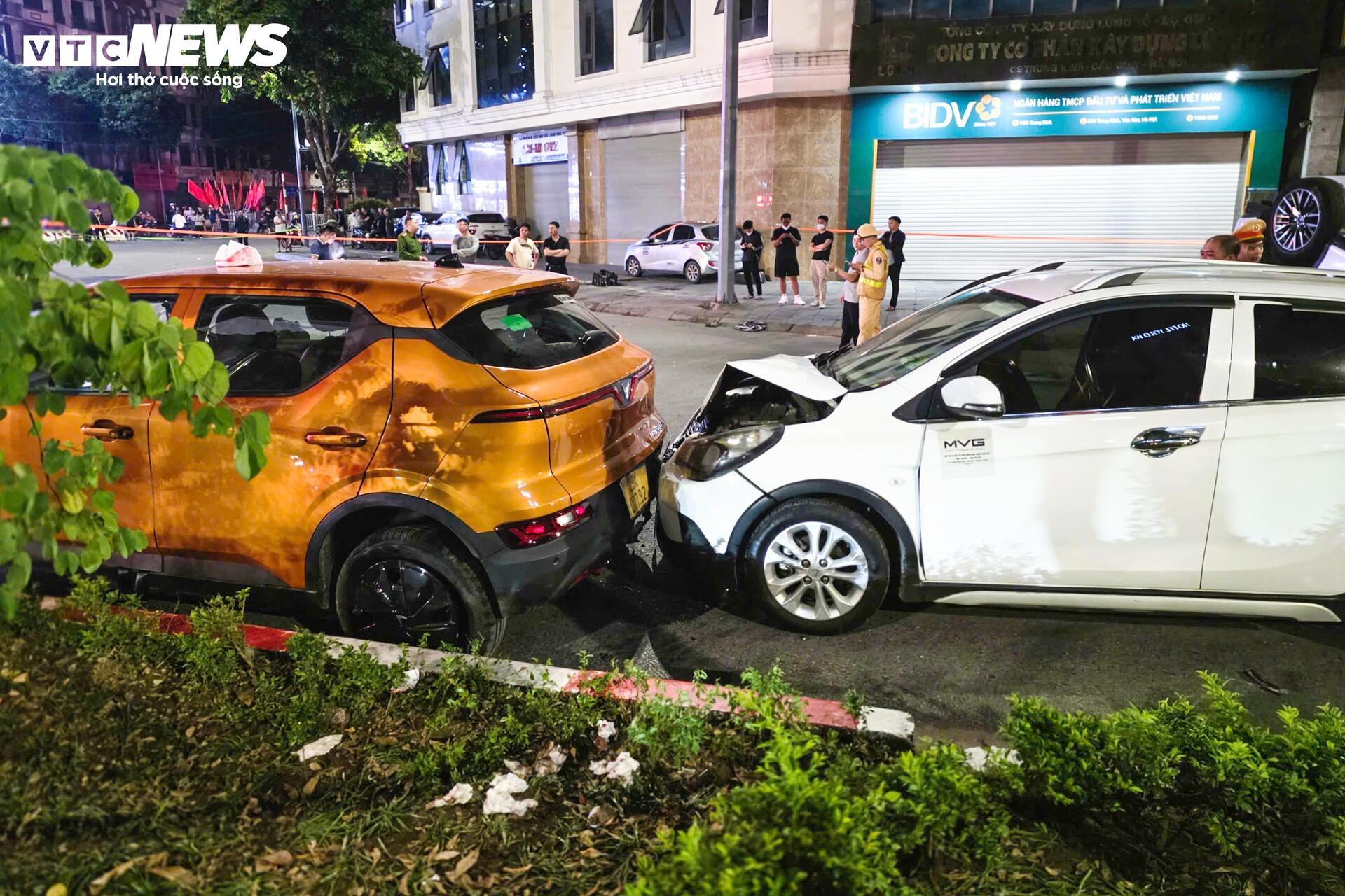 Hiện trường &ocirc; t&ocirc; &ldquo;đi&ecirc;n&rdquo; t&ocirc;ng li&ecirc;n ho&agrave;n khiến 2 người bị thương- Ảnh 7.