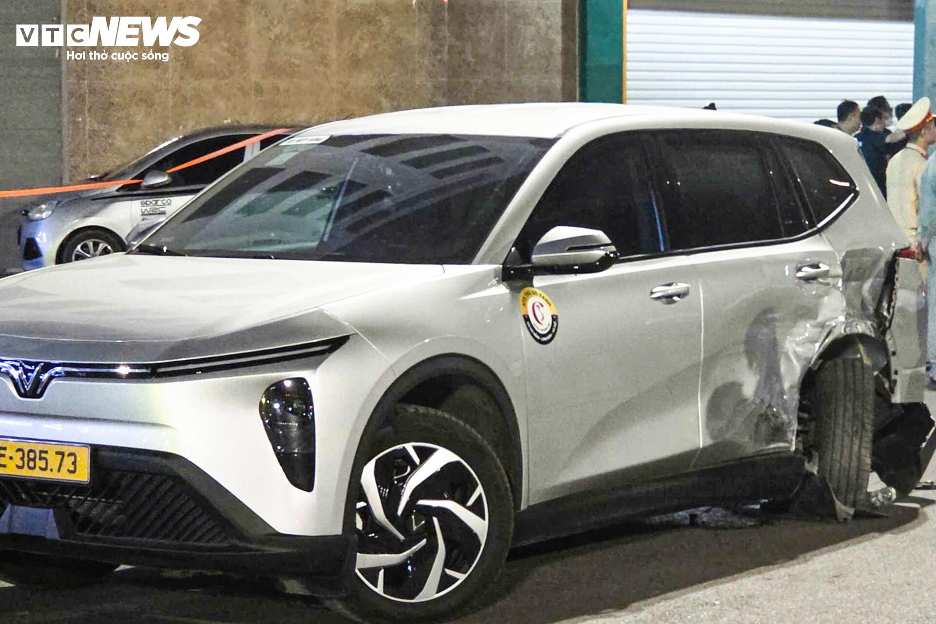 Hiện trường &ocirc; t&ocirc; &ldquo;đi&ecirc;n&rdquo; t&ocirc;ng li&ecirc;n ho&agrave;n khiến 2 người bị thương- Ảnh 8.