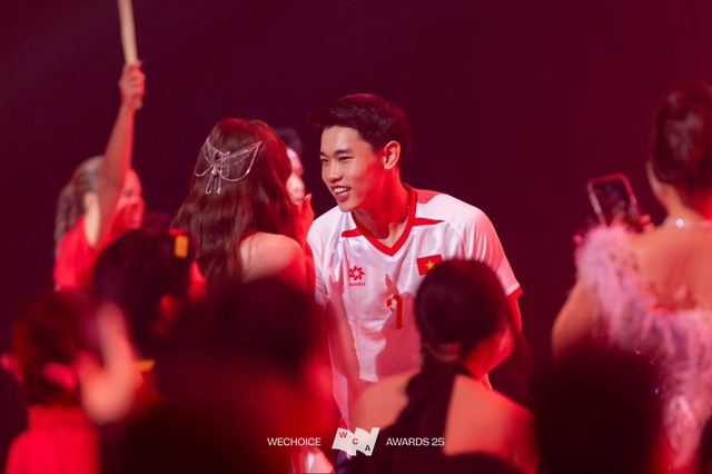 Đình Bắc cứ gặp Hoà Minzy là bẽn lẽn cười ngại ngùng, tương tác cực đáng yêu tại Gương mặt trẻ Việt Nam tiêu biểu 2025- Ảnh 3. Đình Bắc cứ gặp Hoà Minzy là bẽn lẽn cười ngại ngùng, tương tác cực đáng yêu tại Gương mặt trẻ Việt Nam tiêu biểu 2025- Ảnh 3.