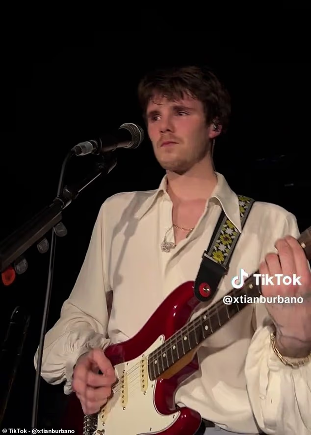 Cậu út nhà Beckham long lanh nước mắt khi hát bài chỉ trích anh cả Brooklyn làm tan nát trái tim mẹ - Victoria- Ảnh 1. Cậu út nhà Beckham long lanh nước mắt khi hát bài chỉ trích anh cả Brooklyn làm tan nát trái tim mẹ - Victoria- Ảnh 1.