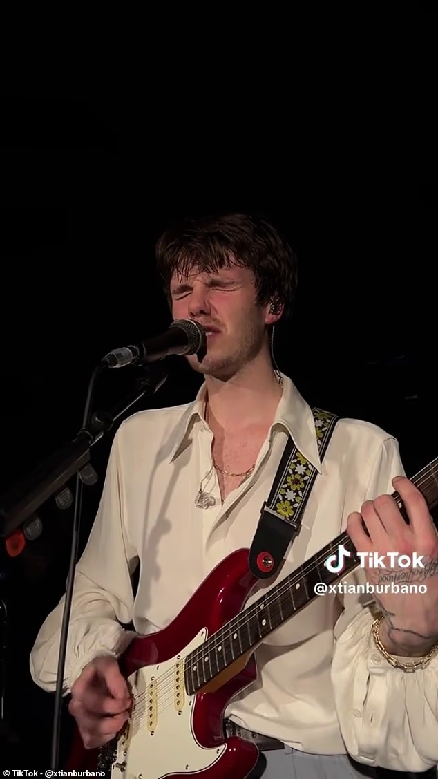 Cậu út nhà Beckham long lanh nước mắt khi hát bài chỉ trích anh cả Brooklyn làm tan nát trái tim mẹ - Victoria- Ảnh 2. Cậu út nhà Beckham long lanh nước mắt khi hát bài chỉ trích anh cả Brooklyn làm tan nát trái tim mẹ - Victoria- Ảnh 2.