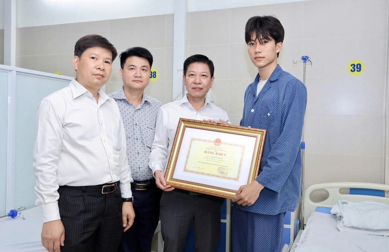 Bộ GD&ĐT khen thưởng đột xuất nam sinh B&aacute;ch khoa dũng cảm cứu người trong vụ ch&aacute;y ở Lĩnh Nam- Ảnh 1.