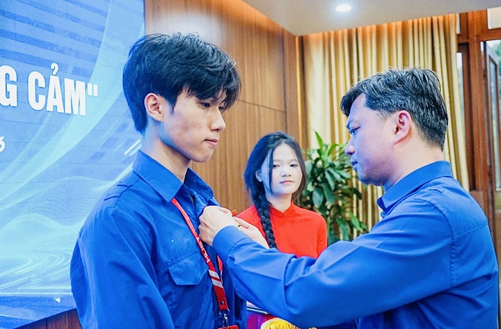 Tặng Huy hiệu "Tuổi trẻ dũng cảm" cho nam sinh lao v&agrave;o đ&aacute;m ch&aacute;y cứu người- Ảnh 1.