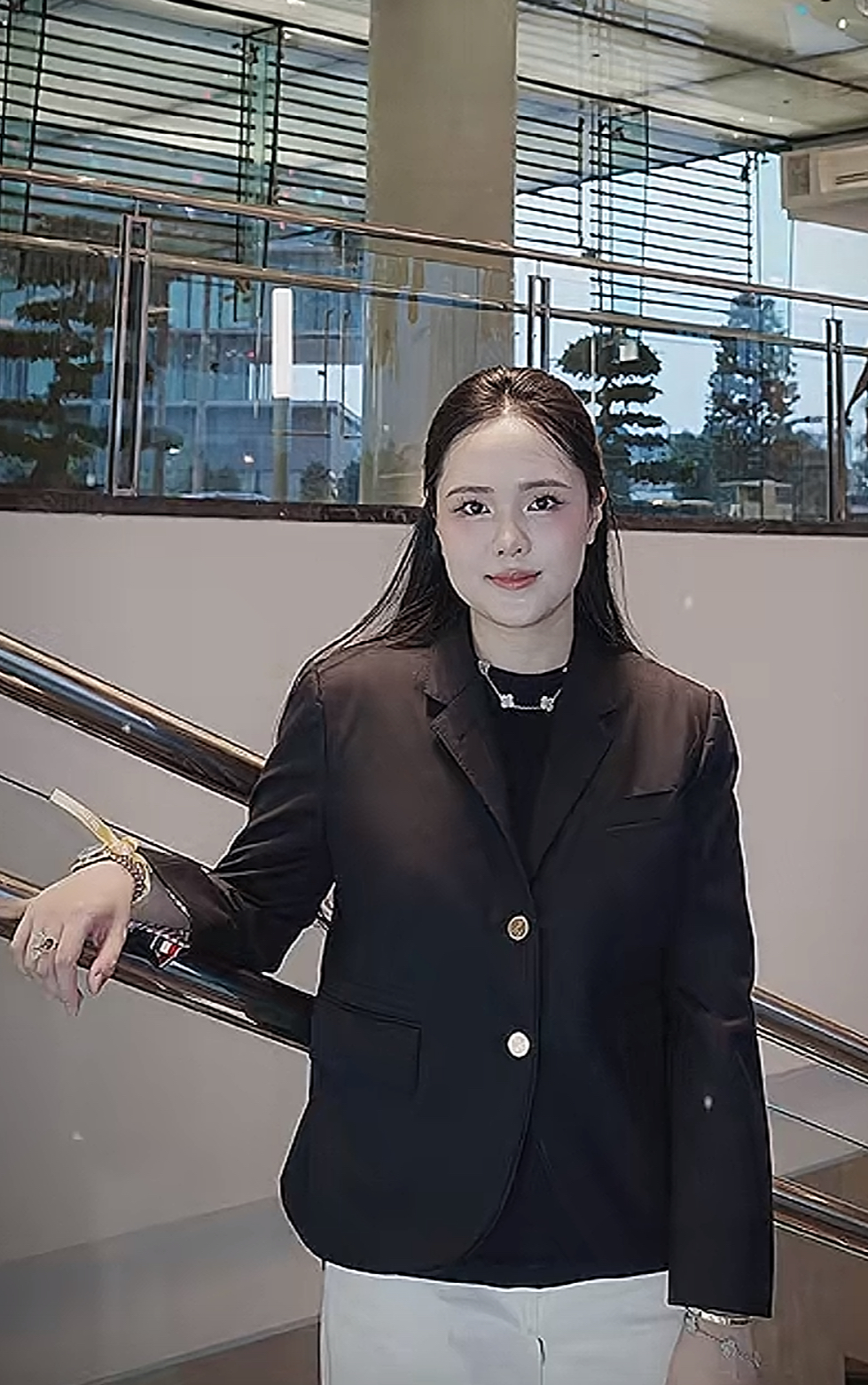 Quỳnh Anh &ldquo;vợ Duy Mạnh&rdquo; g&acirc;y b&atilde;o với diện mạo &ldquo;tổng t&agrave;i&rdquo;: Nhưng h&agrave;ng hiệu đắt đỏ vẫn vấp phải tranh luận tr&aacute;i chiều- Ảnh 3.