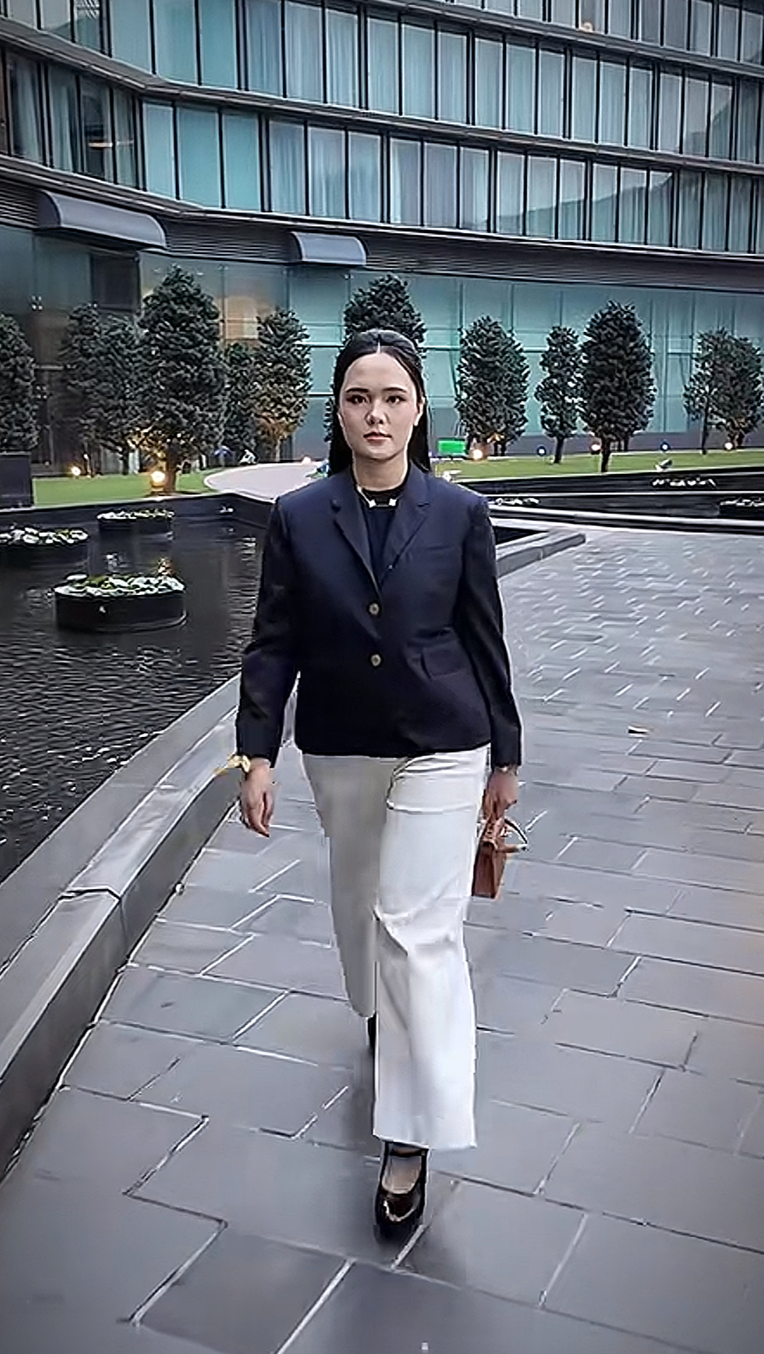 Quỳnh Anh &ldquo;vợ Duy Mạnh&rdquo; g&acirc;y b&atilde;o với diện mạo &ldquo;tổng t&agrave;i&rdquo;: Nhưng h&agrave;ng hiệu đắt đỏ vẫn vấp phải tranh luận tr&aacute;i chiều- Ảnh 2.