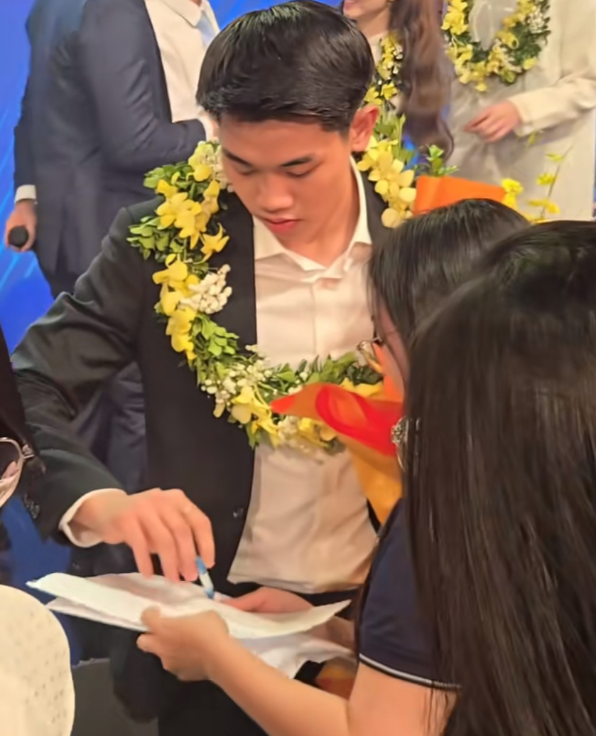 Đ&igrave;nh Bắc diện vest bảnh bao đi nhận giải Gương mặt trẻ Việt Nam ti&ecirc;u biểu, ph&aacute;t biểu một c&acirc;u nức l&ograve;ng người h&acirc;m mộ- Ảnh 4.