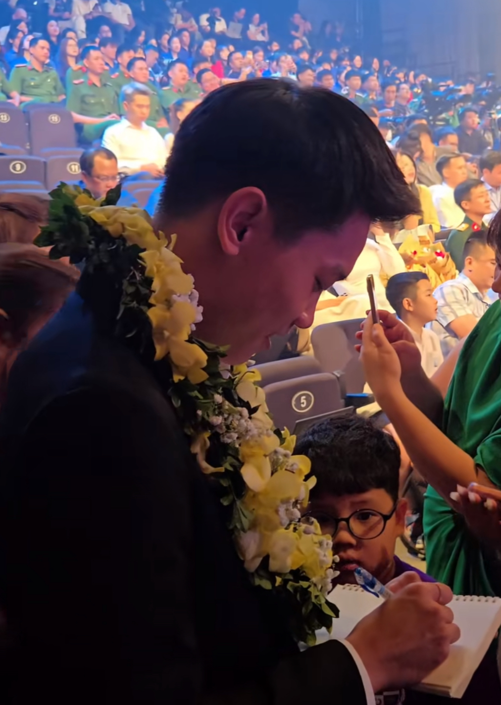 Đ&igrave;nh Bắc diện vest bảnh bao đi nhận giải Gương mặt trẻ Việt Nam ti&ecirc;u biểu, ph&aacute;t biểu một c&acirc;u nức l&ograve;ng người h&acirc;m mộ- Ảnh 3.