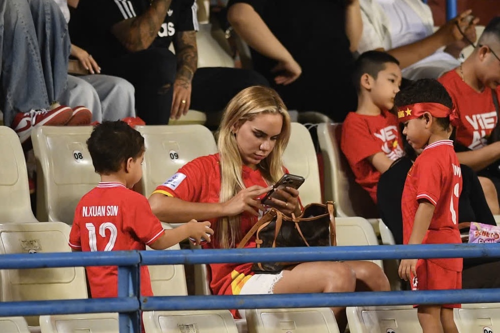 D&agrave;n WAGs đọ sắc kh&aacute;n đ&agrave;i: Quỳnh Anh chuẩn tiểu thư, vợ Ho&agrave;ng H&ecirc;n, Xu&acirc;n Son visual s&aacute;ng bừng chiếm trọn "spotlight"- Ảnh 5.