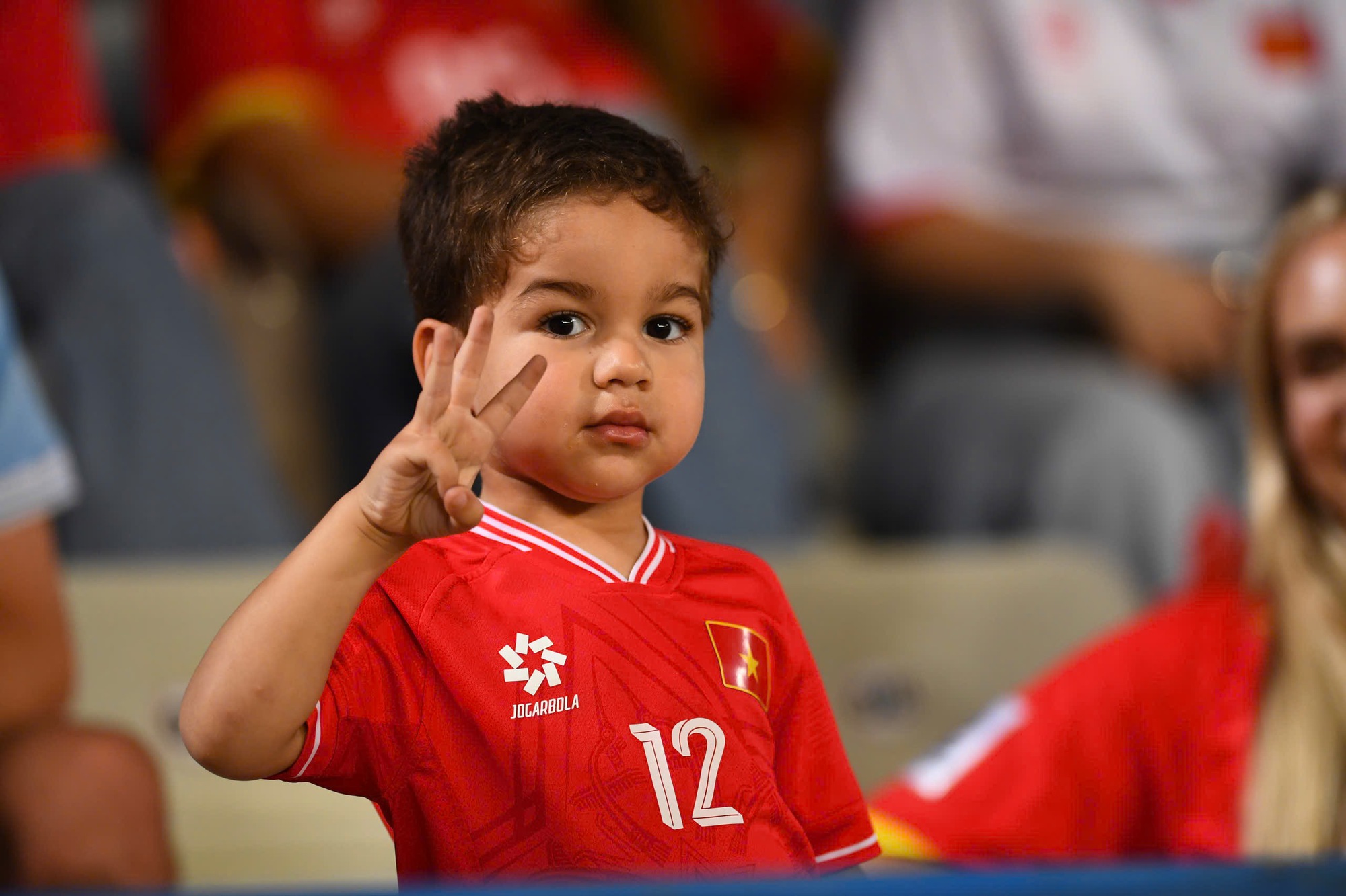 D&agrave;n WAGs đọ sắc kh&aacute;n đ&agrave;i: Quỳnh Anh chuẩn tiểu thư, vợ Ho&agrave;ng H&ecirc;n, Xu&acirc;n Son visual s&aacute;ng bừng chiếm trọn "spotlight"- Ảnh 4.