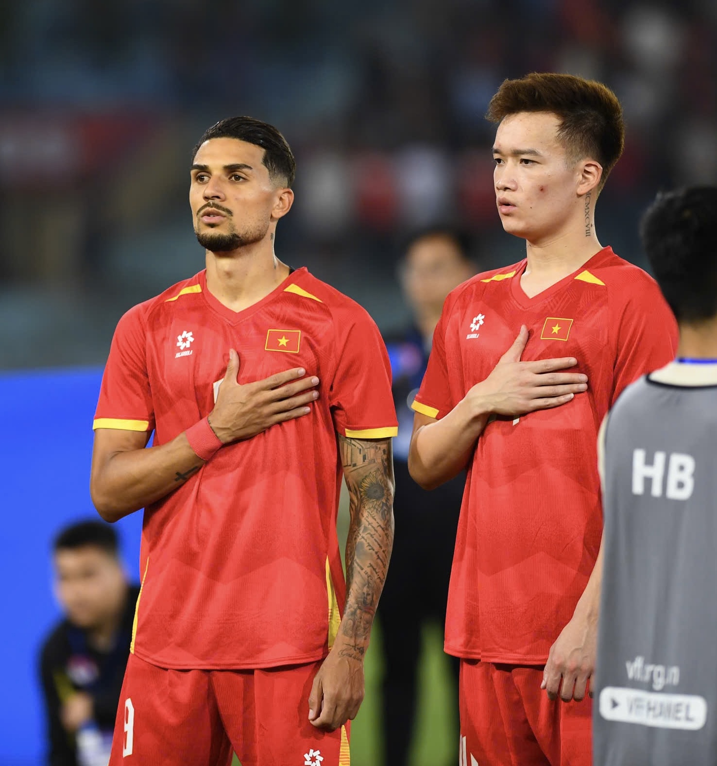 D&agrave;n WAGs đọ sắc kh&aacute;n đ&agrave;i: Quỳnh Anh chuẩn tiểu thư, vợ Ho&agrave;ng H&ecirc;n, Xu&acirc;n Son visual s&aacute;ng bừng chiếm trọn "spotlight"- Ảnh 8.