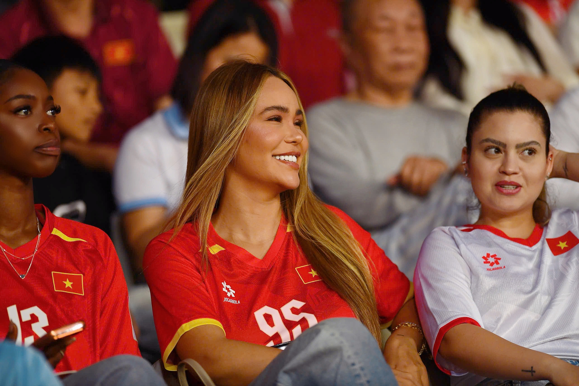 D&agrave;n WAGs đọ sắc kh&aacute;n đ&agrave;i: Quỳnh Anh chuẩn tiểu thư, vợ Ho&agrave;ng H&ecirc;n, Xu&acirc;n Son visual s&aacute;ng bừng chiếm trọn "spotlight"- Ảnh 2.