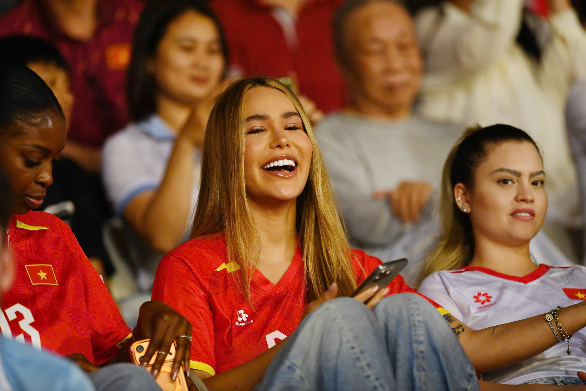 D&agrave;n WAGs đọ sắc kh&aacute;n đ&agrave;i: Quỳnh Anh chuẩn tiểu thư, vợ Ho&agrave;ng H&ecirc;n, Xu&acirc;n Son visual s&aacute;ng bừng chiếm trọn "spotlight"- Ảnh 1.