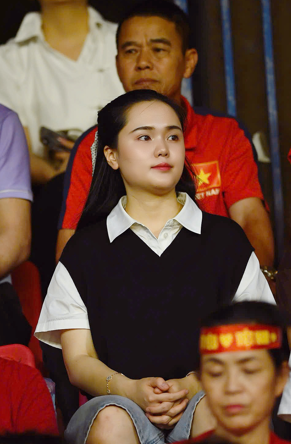 D&agrave;n WAGs đọ sắc kh&aacute;n đ&agrave;i: Quỳnh Anh chuẩn tiểu thư, vợ Ho&agrave;ng H&ecirc;n, Xu&acirc;n Son visual s&aacute;ng bừng chiếm trọn "spotlight"- Ảnh 6.