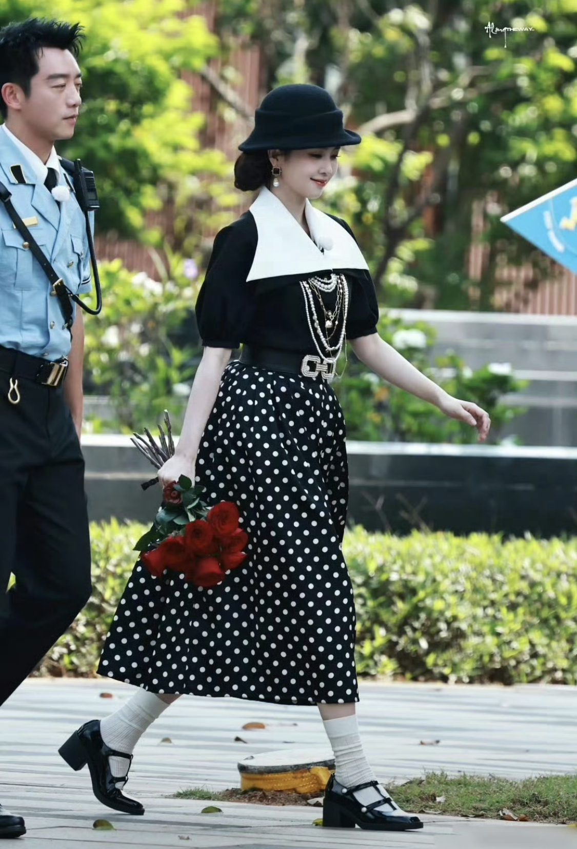 Đại tiểu thư du học về nước đang náo loạn hot search: Nhan sắc tô hồng vạn vật, tưởng đâu chỉ có trong tiểu thuyết- Ảnh 2. Đại tiểu thư du học về nước đang náo loạn hot search: Nhan sắc tô hồng vạn vật, tưởng đâu chỉ có trong tiểu thuyết- Ảnh 2.