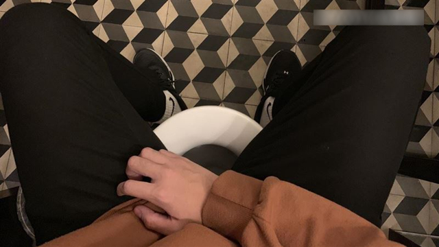 1 MC truyền h&igrave;nh đột tử khi đang đi vệ sinh, b&aacute;c sĩ cảnh b&aacute;o 2 h&agrave;nh động n&agrave;y cực nguy hiểm- Ảnh 1.