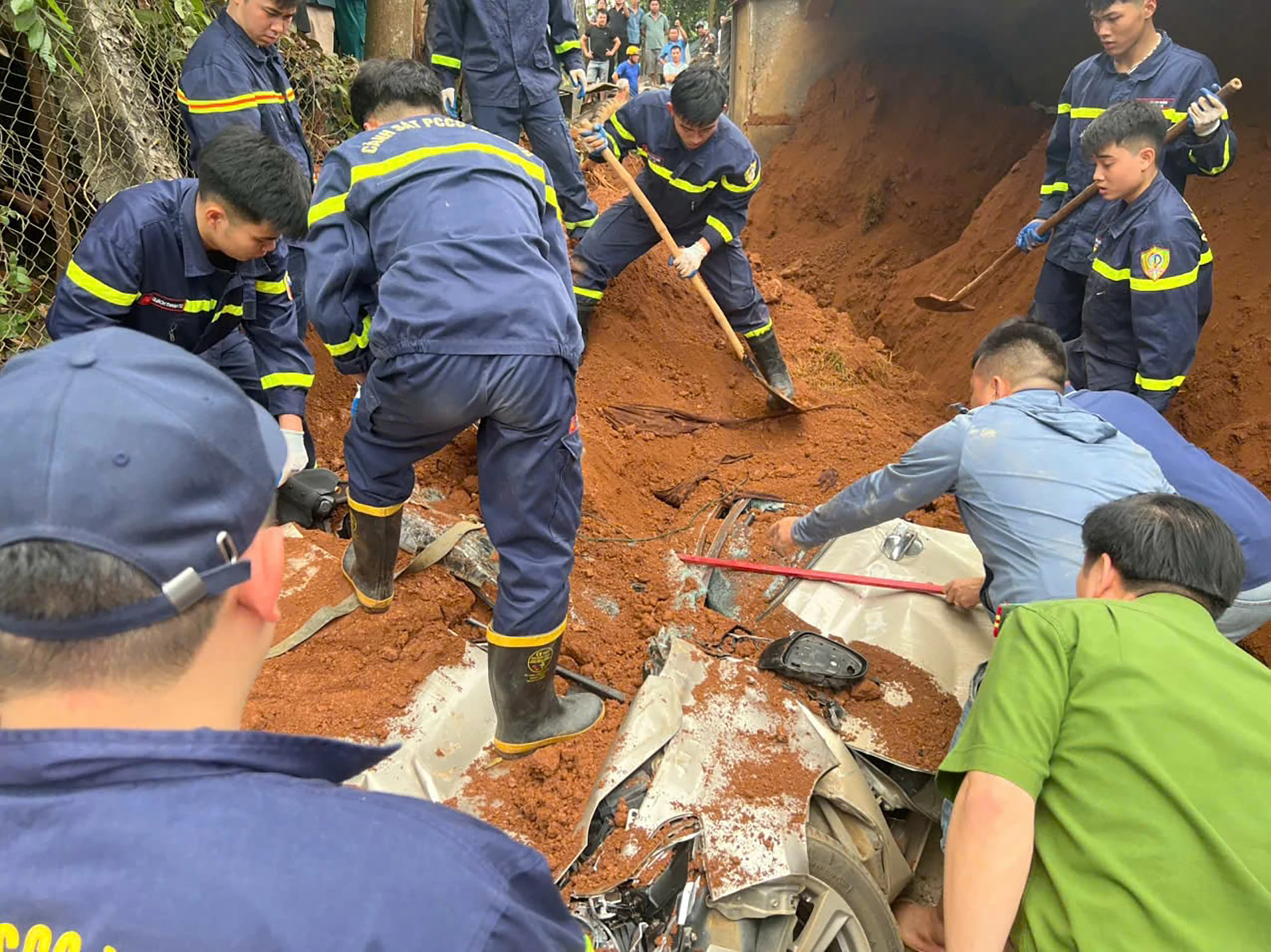 Hiện trường vụ xe đầu kéo đang đi thì đổ ra đường, đè 2 phụ nữ tử vong ở Phú Thọ- Ảnh 3. Hiện trường vụ xe đầu kéo đang đi thì đổ ra đường, đè 2 phụ nữ tử vong ở Phú Thọ- Ảnh 3.