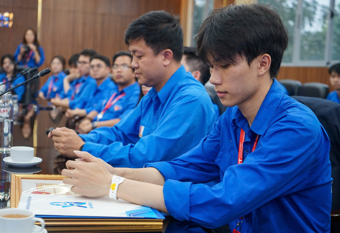 T.Ư Đo&agrave;n trao tặng Huy hiệu 'Tuổi trẻ dũng cảm' cho nam sinh B&aacute;ch Khoa cứu người trong đ&aacute;m ch&aacute;y ở Lĩnh Nam- Ảnh 3.