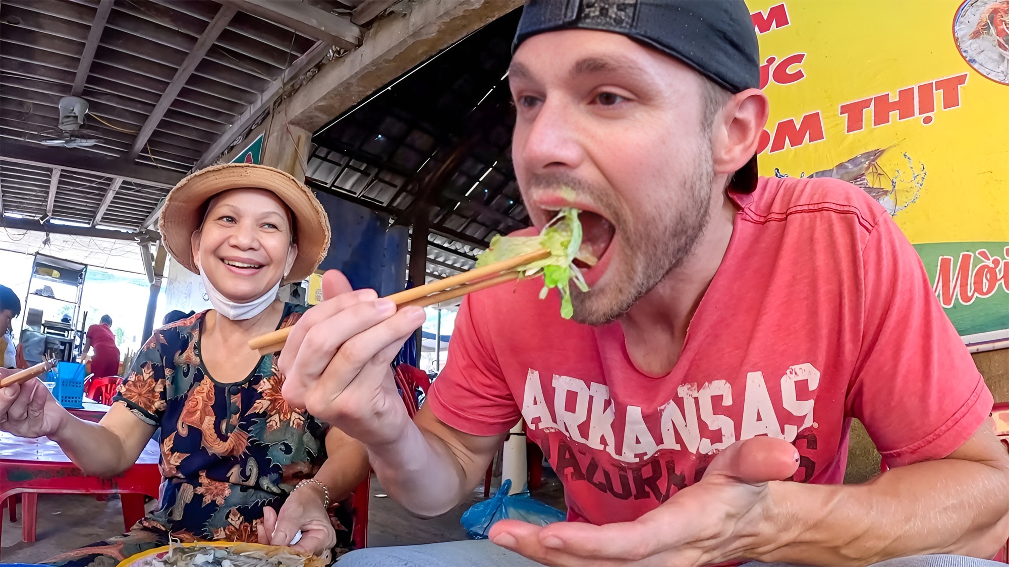 Muốn n&oacute;i "T&ocirc;i ăn nhiều", anh T&acirc;y lỡ miệng th&agrave;nh "T&ocirc;i ăn nhậu" v&agrave; c&aacute;i kết khiến cả b&agrave;n cười nghi&ecirc;ng ngả- Ảnh 1.