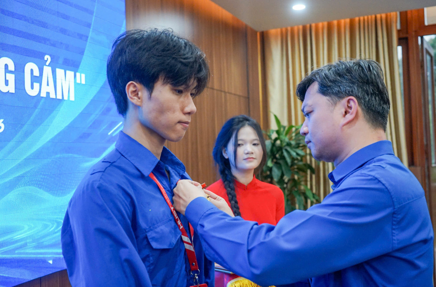 T.Ư Đo&agrave;n trao tặng Huy hiệu 'Tuổi trẻ dũng cảm' cho nam sinh B&aacute;ch Khoa cứu người trong đ&aacute;m ch&aacute;y ở Lĩnh Nam- Ảnh 1.