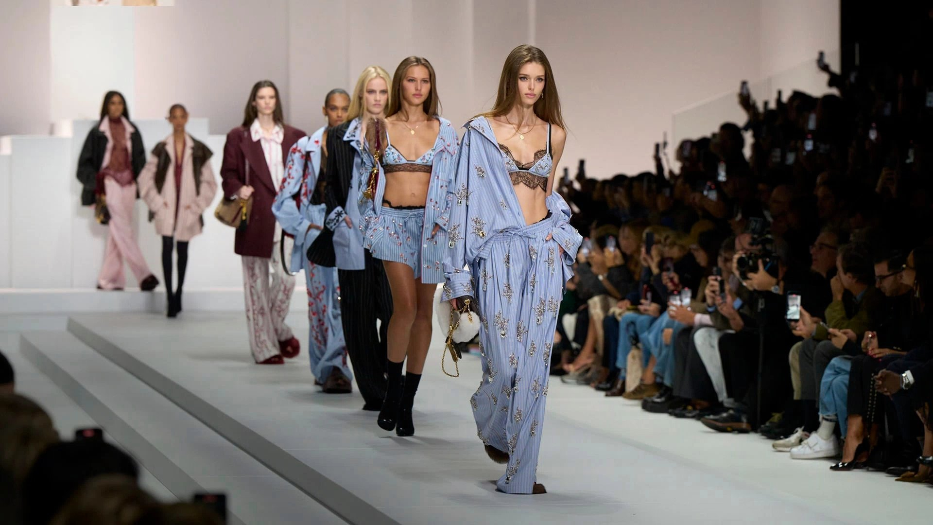 Anne Hathaway cấm cửa người mẫu gầy trơ xương bước v&agrave;o The Devil Wears Prada 2- Ảnh 3.