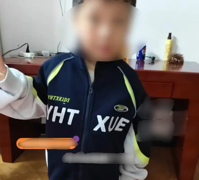 B&eacute; trai 6 tuổi bị mẹ "để qu&ecirc;n" tại kh&aacute;ch sạn suốt nửa th&aacute;ng- Ảnh 2.