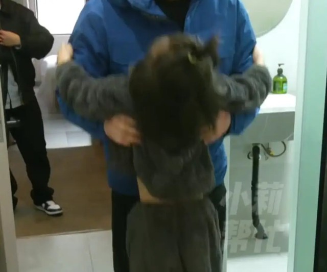 B&eacute; trai 6 tuổi bị mẹ "để qu&ecirc;n" tại kh&aacute;ch sạn suốt nửa th&aacute;ng- Ảnh 1.