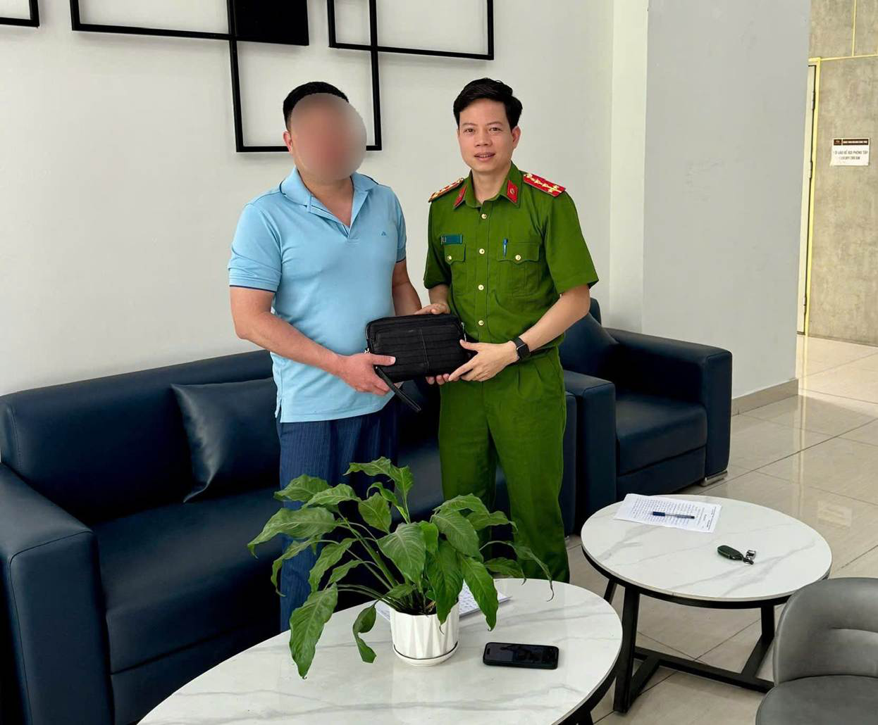 Ph&aacute;t hiện 100 triệu đồng tiền mặt nhiều mệnh gi&aacute; nằm chơ vơ, bảo vệ SN 1964 lập tức tr&igrave;nh b&aacute;o c&ocirc;ng an- Ảnh 3.