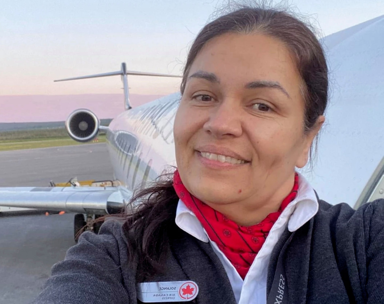 M&aacute;y bay va chạm, nữ tiếp vi&ecirc;n bị hất văng ra ngo&agrave;i đường băng 100 m&eacute;t- Ảnh 1.