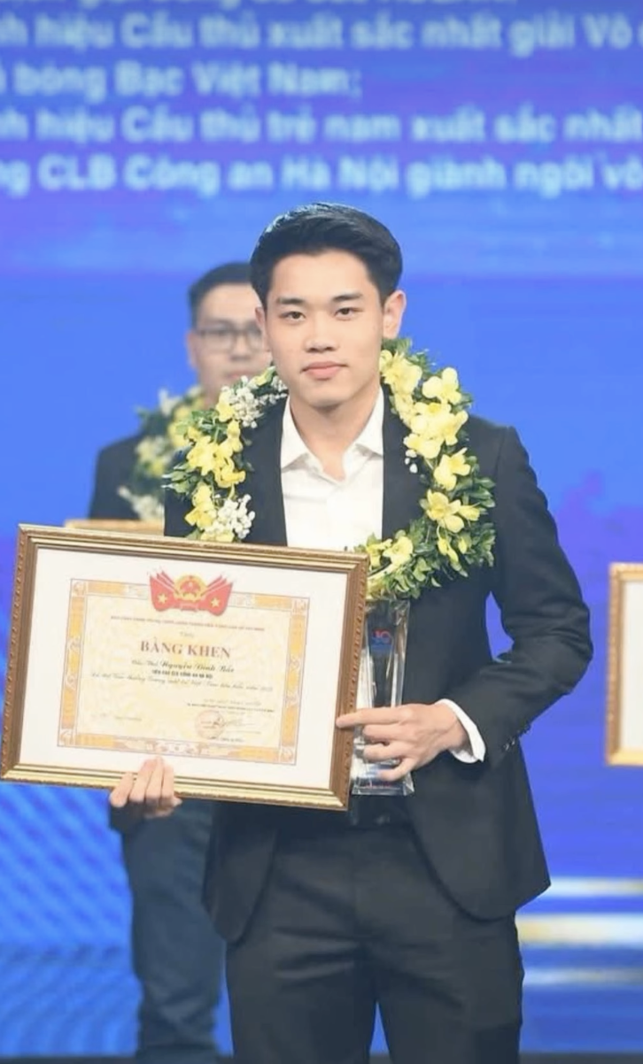 Đ&igrave;nh Bắc diện vest bảnh bao đi nhận giải Gương mặt trẻ Việt Nam ti&ecirc;u biểu, ph&aacute;t biểu một c&acirc;u nức l&ograve;ng người h&acirc;m mộ- Ảnh 1.