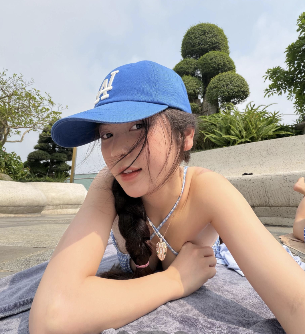 X&ocirc;n xao h&igrave;nh ảnh đi tắm nắng của Chu Thanh Huyền- Ảnh 2.