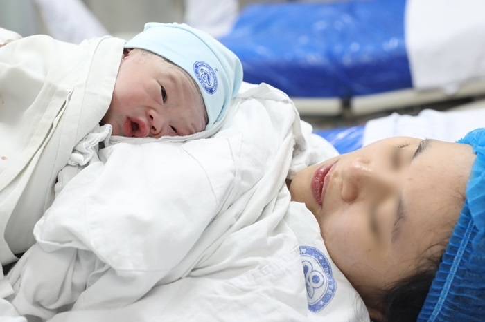 Người trẻ ngại sinh con, Bộ Y tế đề xuất ưu ti&ecirc;n nh&agrave; ở cho gia đ&igrave;nh c&oacute; hai con- Ảnh 1.