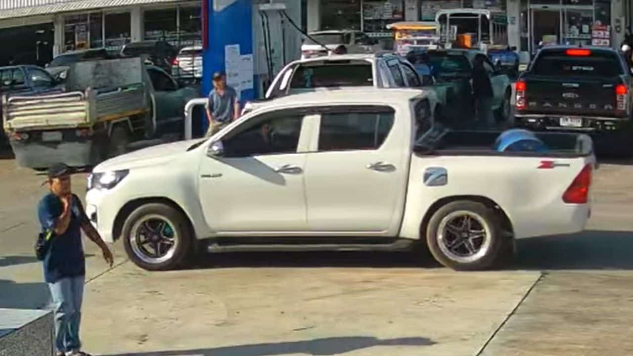 Gi&aacute; nhi&ecirc;n liệu tăng cao, t&agrave;i xế ở Th&aacute;i Lan đổ 100 l&iacute;t dầu diesel rồi l&aacute;i đi mất, chủ c&acirc;y xăng ph&aacute;t đi cảnh b&aacute;o n&oacute;ng- Ảnh 1.