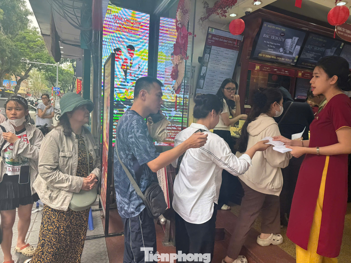 Bảo T&iacute;n Minh Ch&acirc;u bất ngờ b&aacute;n v&agrave;ng kiểu mới- Ảnh 3.