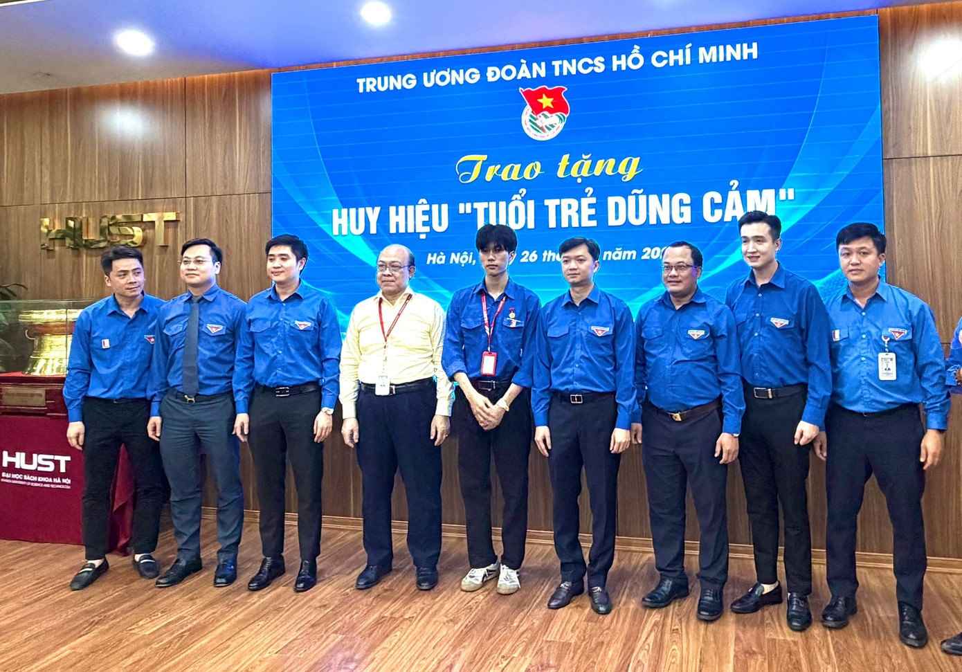 T.Ư Đo&agrave;n trao tặng Huy hiệu 'Tuổi trẻ dũng cảm' cho nam sinh B&aacute;ch Khoa cứu người trong đ&aacute;m ch&aacute;y ở Lĩnh Nam- Ảnh 4.