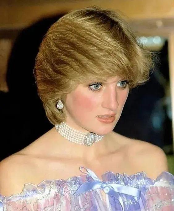 Chưa ai qu&ecirc;n được vẻ đẹp "C&ocirc;ng ch&uacute;a ngủ trong rừng" khuynh nước khuynh th&agrave;nh của C&ocirc;ng nương Diana từ 45 năm trước- Ảnh 3.