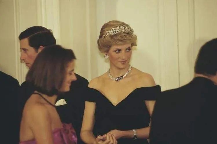 Chưa ai qu&ecirc;n được vẻ đẹp "C&ocirc;ng ch&uacute;a ngủ trong rừng" khuynh nước khuynh th&agrave;nh của C&ocirc;ng nương Diana từ 45 năm trước- Ảnh 12.