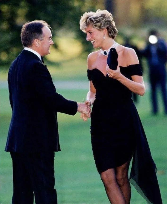 Chưa ai qu&ecirc;n được vẻ đẹp "C&ocirc;ng ch&uacute;a ngủ trong rừng" khuynh nước khuynh th&agrave;nh của C&ocirc;ng nương Diana từ 45 năm trước- Ảnh 11.