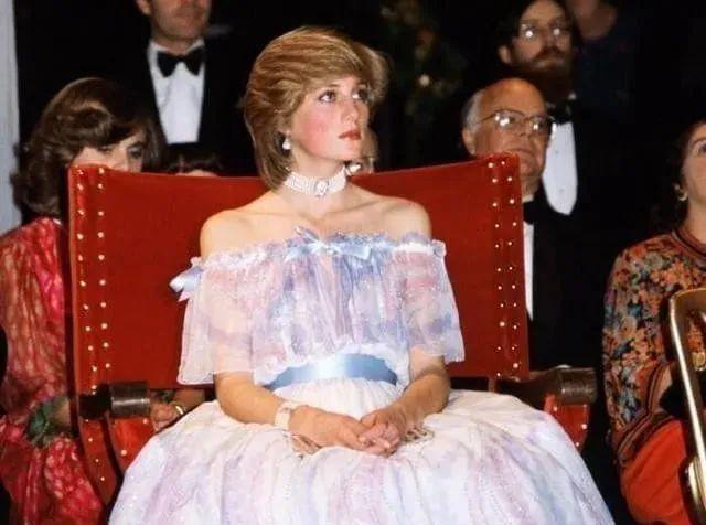 Chưa ai qu&ecirc;n được vẻ đẹp "C&ocirc;ng ch&uacute;a ngủ trong rừng" khuynh nước khuynh th&agrave;nh của C&ocirc;ng nương Diana từ 45 năm trước- Ảnh 4.