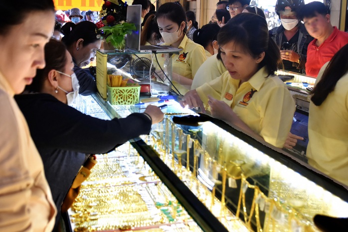 Gi&aacute; v&agrave;ng h&ocirc;m nay, 26-3: Biến động rất mạnh - Ảnh 1.